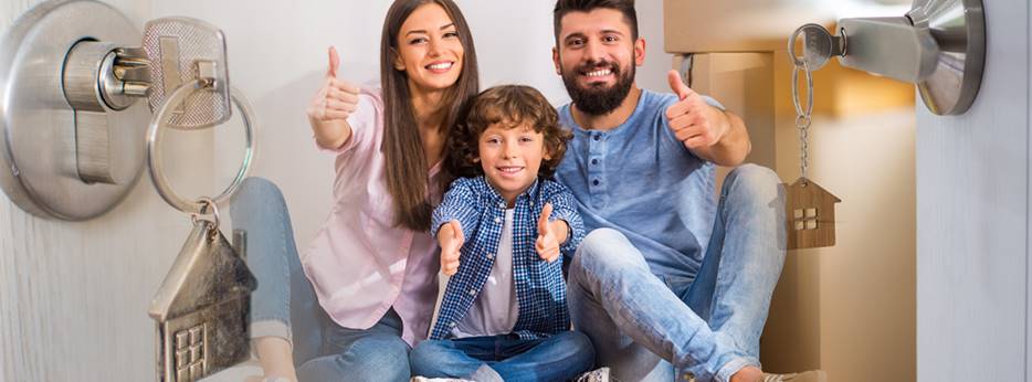 Fotografía ilustrativa con familia de ingresos medios en su vivienda.